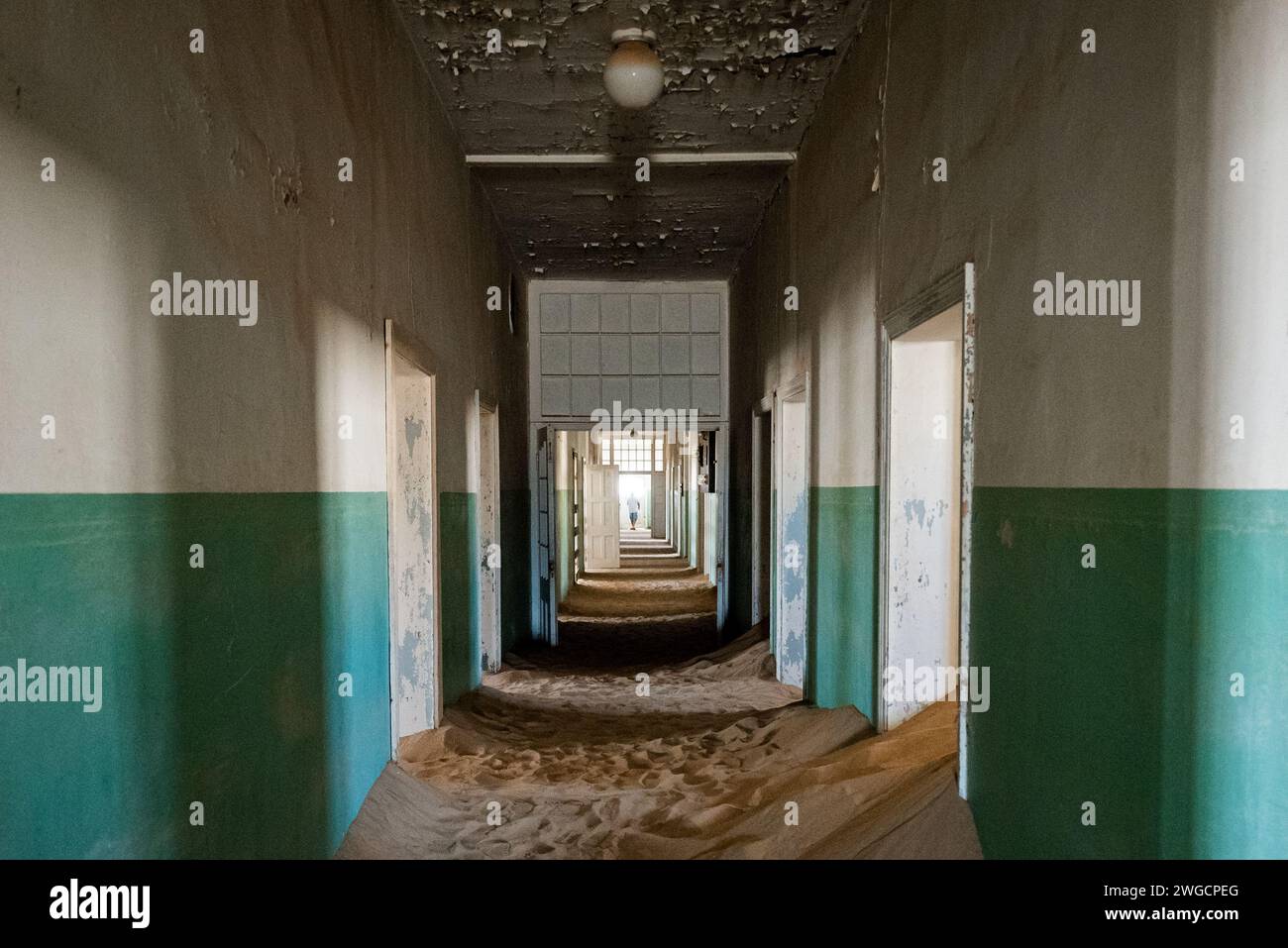 Le sable couvrant le sol d'un couloir abandonné dans une vieille ville désertique Banque D'Images