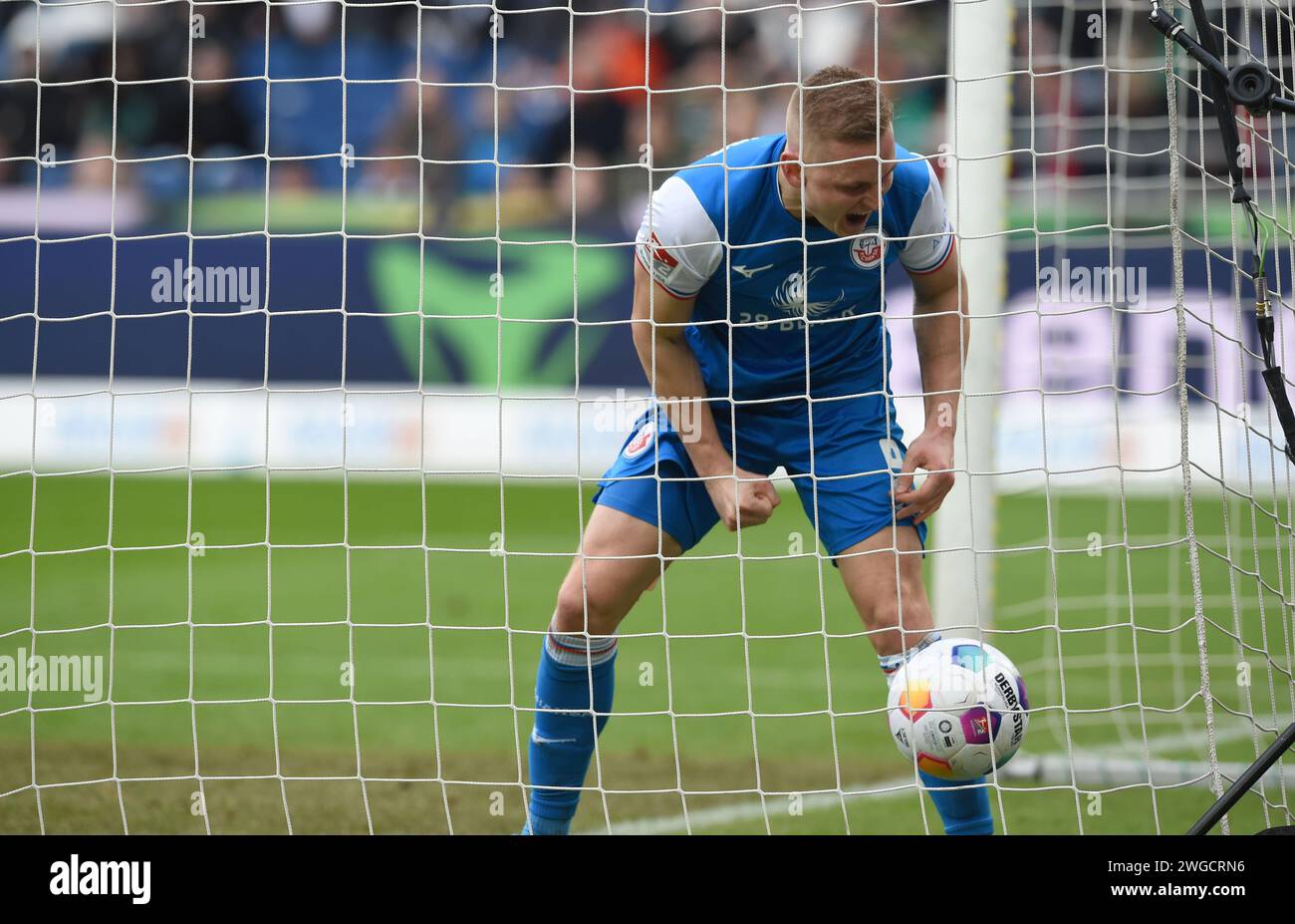 Hanovre, Allemagne. 04 février 2024. Football : Bundesliga 2, Hanovre 96 - Hansa Rostock, Journée 20, Heinz von Heiden-Arena : Kai Pröger de Rostock célèbre son objectif de 1:1. Crédit : Carmen Jaspersen/dpa - NOTE IMPORTANTE: conformément aux règlements de la Ligue allemande de football DFL et de la Fédération allemande de football DFB, il est interdit d'utiliser ou de faire utiliser des photographies prises dans le stade et/ou du match sous forme d'images séquentielles et/ou de séries de photos de type vidéo./dpa/Alamy Live News Banque D'Images