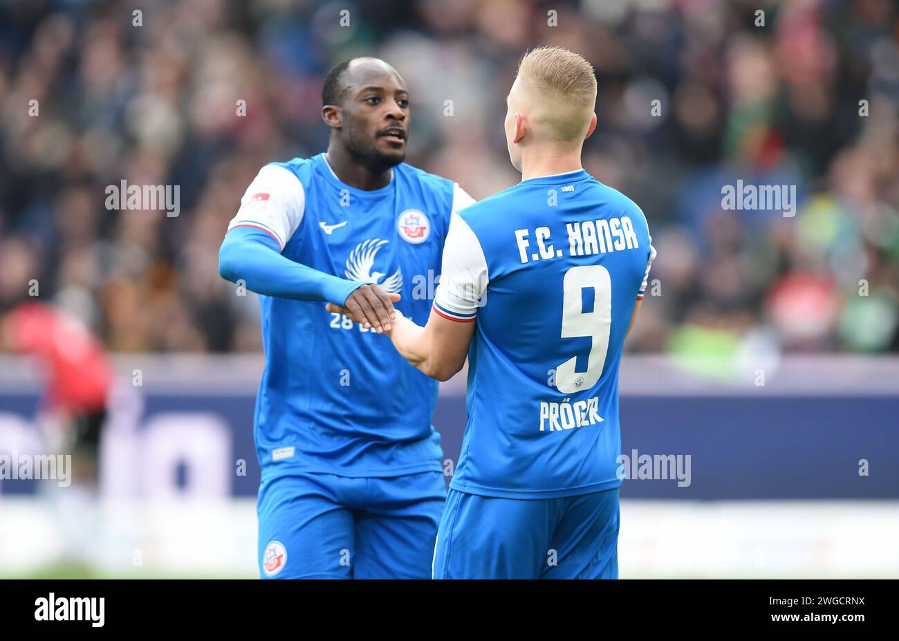 Hanovre, Allemagne. 04 février 2024. Football : Bundesliga 2, Hanovre 96 - Hansa Rostock, Journée 20, Heinz von Heiden-Arena : Kai Pröger de Rostock célèbre son but avec Christian Kinsombi (l) pour atteindre 1-1. Crédit : Carmen Jaspersen/dpa - NOTE IMPORTANTE: conformément aux règlements de la Ligue allemande de football DFL et de la Fédération allemande de football DFB, il est interdit d'utiliser ou de faire utiliser des photographies prises dans le stade et/ou du match sous forme d'images séquentielles et/ou de séries de photos de type vidéo./dpa/Alamy Live News Banque D'Images