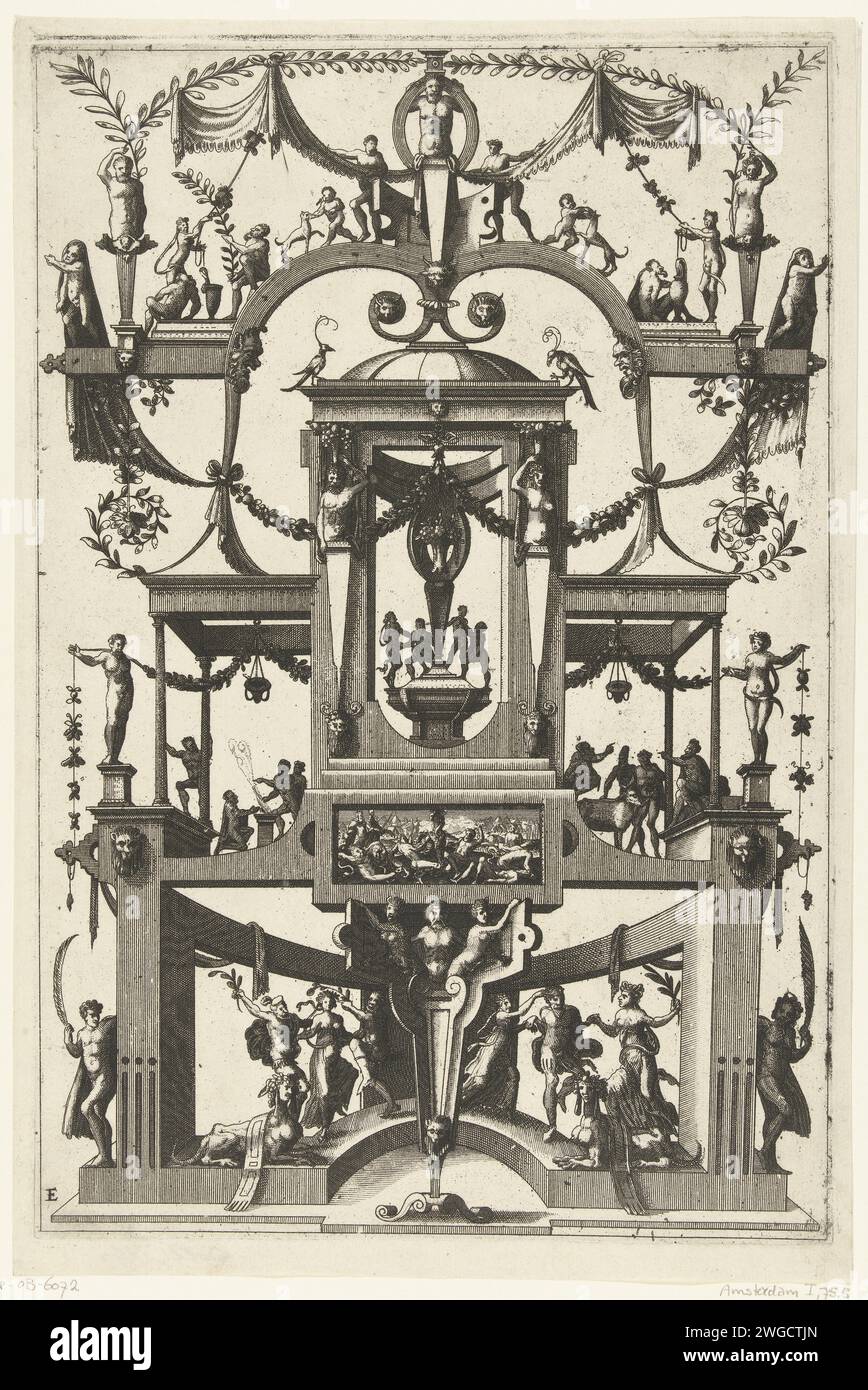 Au milieu, un parapluie, niche ouverte sur un pied dans lequel quatre figures dansantes, 1556 impriment au milieu une niche ouverte et survoûtée sur un pied dans lequel quatre figures dansantes. À gauche et à droite de ce chiffre sont des chiffres dans les loggias inférieures. Au sommet sont sur le travail de roulement, trois Hermen avec entre eux dans les enfants avec des chiens, des femmes et des saters. Feuille E de la série de 12 magazines, numérotés A-m avec des décorations plates de grotesken avec roulement, saters, guirlandes, trophées, animaux et scènes de fantaisie pays-Bas (éventuellement) ornement gravure papier  êtres hybrides ; formes humaines et animales mélangées. ornement dérivé de l'arc Banque D'Images