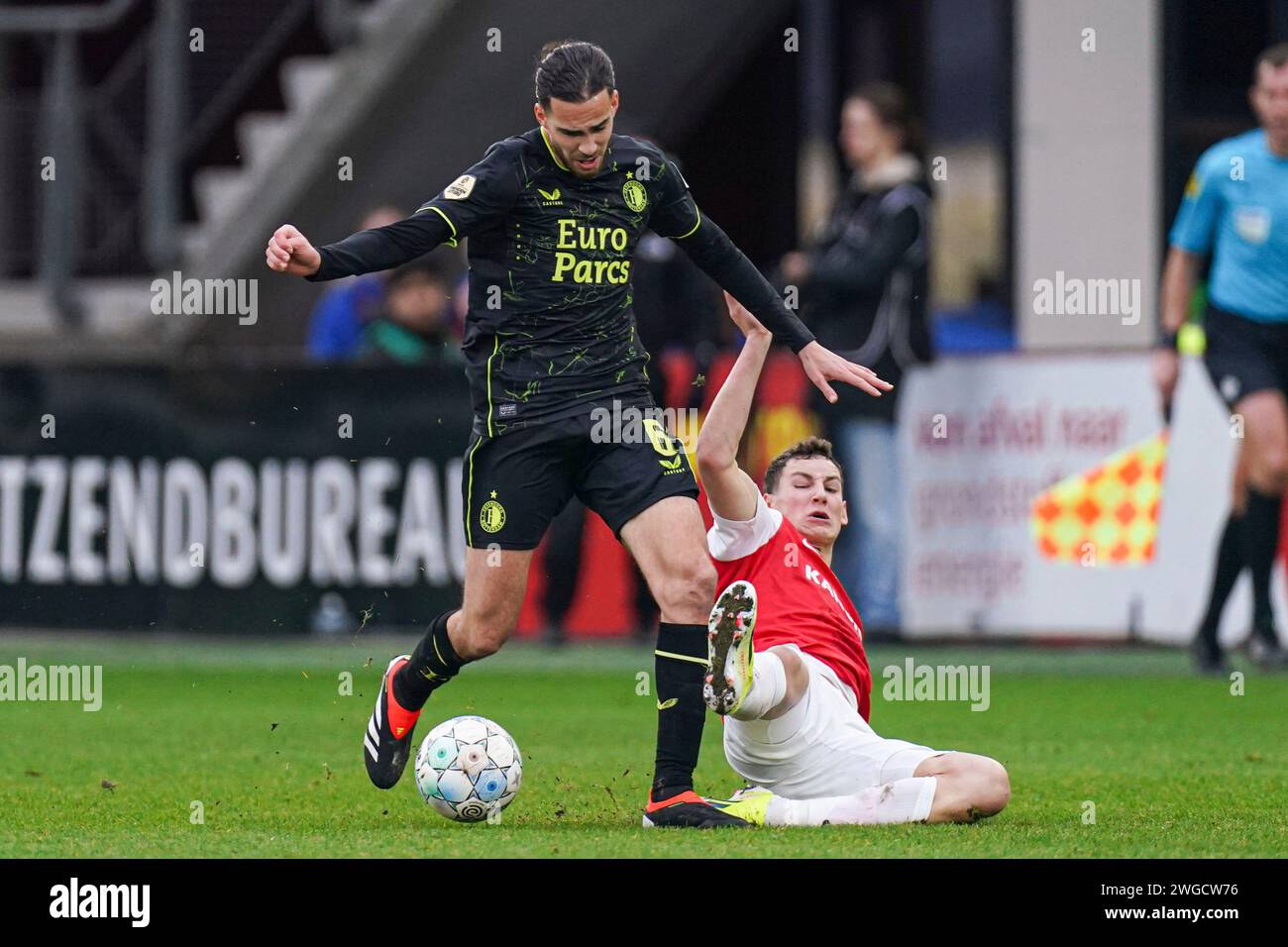 Alkmaar, pays-Bas. 4 février 2024. ALKMAAR, PAYS-BAS - 4 FÉVRIER : Ramiz Zerrouki de Feyenoord, Ruben van Bommel d'AZ se battent pour le ballon lors du match d'Eredivisie néerlandaise entre AZ et Feyenoord au Stadion AFAS le 4 février 2024 à Alkmaar, pays-Bas. (Photo de Joris Verwijst/Orange Pictures) crédit : dpa/Alamy Live News Banque D'Images