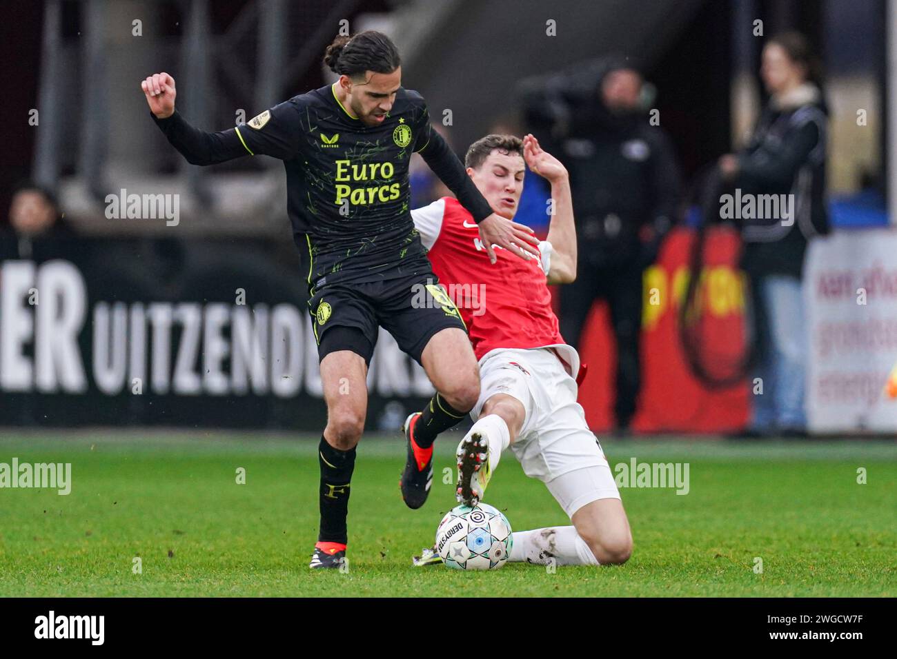 Alkmaar, pays-Bas. 4 février 2024. ALKMAAR, PAYS-BAS - 4 FÉVRIER : Ramiz Zerrouki de Feyenoord, Ruben van Bommel d'AZ se battent pour le ballon lors du match d'Eredivisie néerlandaise entre AZ et Feyenoord au Stadion AFAS le 4 février 2024 à Alkmaar, pays-Bas. (Photo de Joris Verwijst/Orange Pictures) crédit : dpa/Alamy Live News Banque D'Images