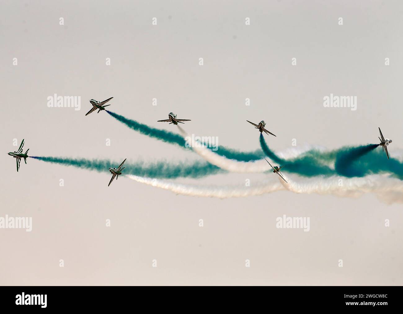 Riyad, Arabie saoudite. 4 février 2024. Saudi Hawks, l'équipe de voltige de la Royal Saudi Air Force, présente un spectacle aérien lors de la deuxième édition du World Defense Show à Riyad, en Arabie Saoudite, le 4 février 2024. Crédit : Wang Dongzhen/Xinhua/Alamy Live News Banque D'Images