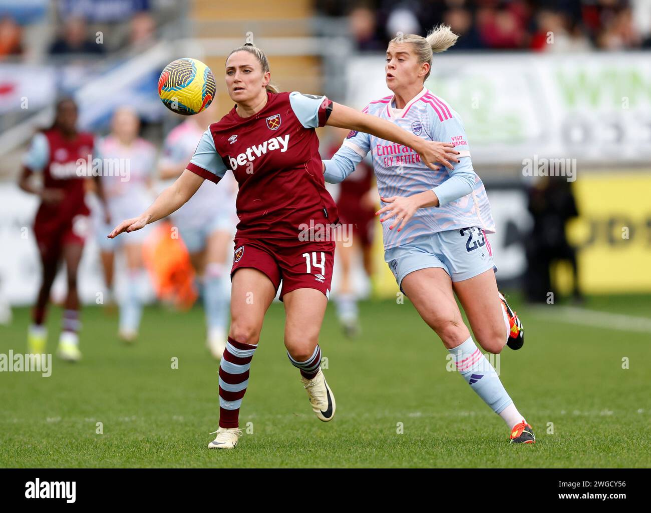 Shelina Zadorsky de West Ham United (à gauche) et Alessia Russo d’Arsenal se battent pour le ballon lors du match de Super League féminine de Barclays au Chigwell Construction Stadium, à Londres. 4 février 2024. Banque D'Images