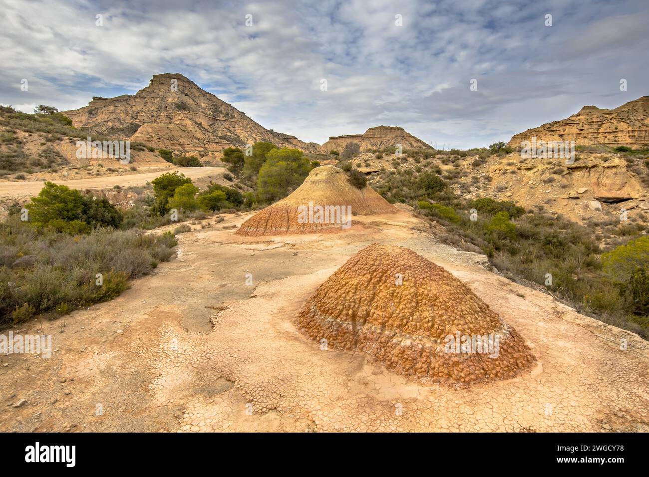 L'érosion se caractérise dans le paysage aride de Castejon de Monegros dans les montagnes d'Alcubierre, Aragon, Espagne Banque D'Images