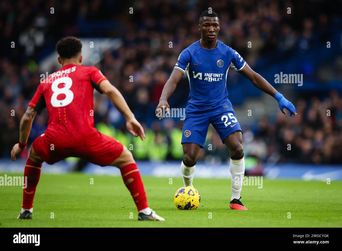LONDRES, Royaume-Uni - 4 février 2024 : Moises Caicedo de Chelsea en action lors du match de Premier League entre Chelsea FC et Wolverhampton Wanderers à Stamford Bridge (crédit : Craig Mercer / Alamy Live News) Banque D'Images LONDRES, Royaume-Uni - 4 février 2024 : Moises Caicedo de Chelsea en action lors du match de Premier League entre Chelsea FC et Wolverhampton Wanderers à Stamford Bridge (crédit : Craig Mercer / Alamy Live News) Banque D'Images