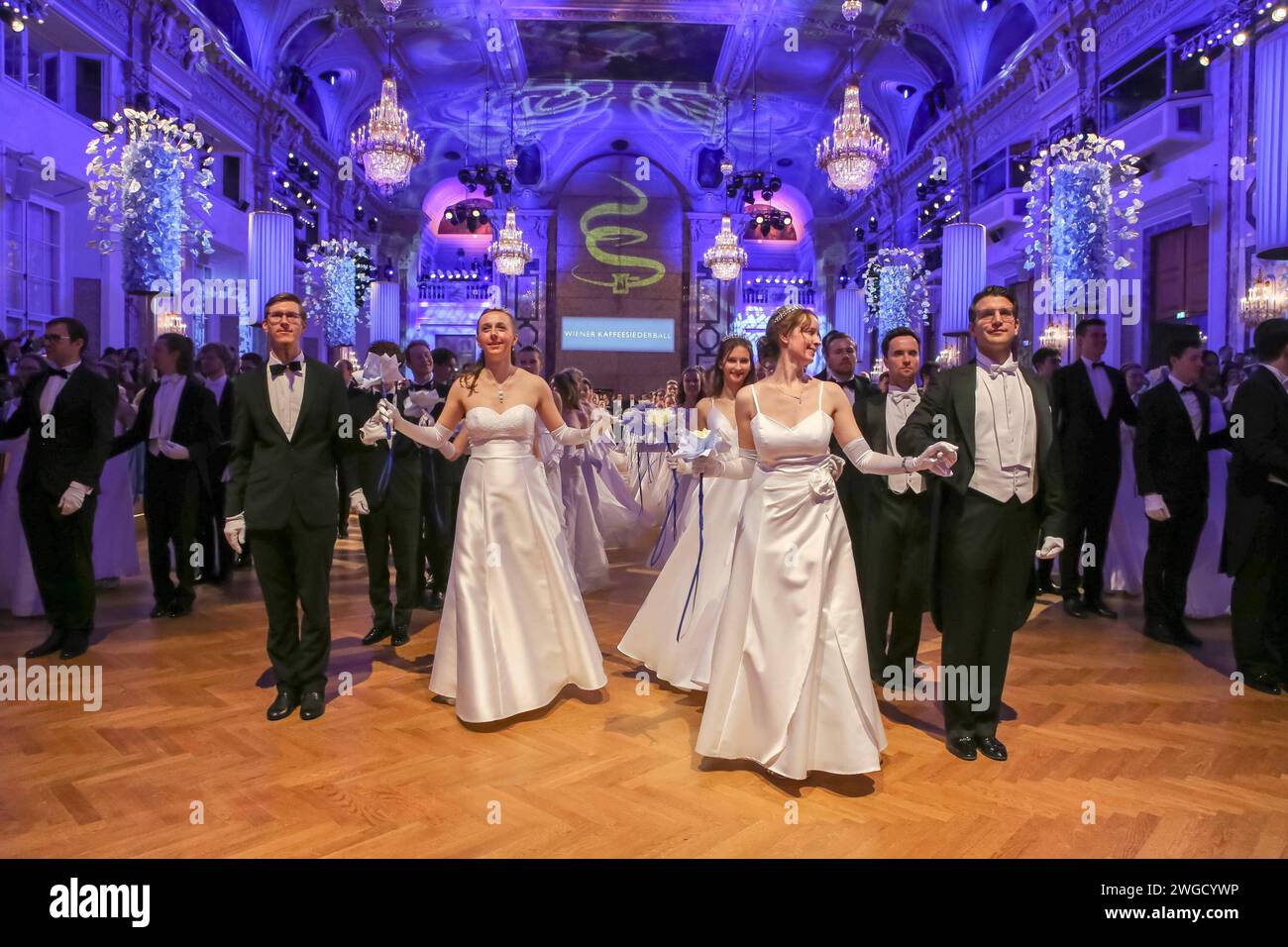 DATE D'ENREGISTREMENT NON INDIQUÉE 02.02.2024, Wiener Hofburg, Kaffeesiederball 2024, 65. TANZBALL d. Klub der Wiener Kaffeehausbesitzer im Bild : Debütantinnen U. Debütanten, -Eröffnung i Festsaal, Kaffeesiederball 2024 *** 02 02 2024, Vienna Hofburg, Kaffeesiederball 2024, 65 DANCE BALL d Club of Viennese Coffee House propriétaires dans l'image débutantes, ouverture dans la salle de bal, Kaffeesiederball 2024 Banque D'Images