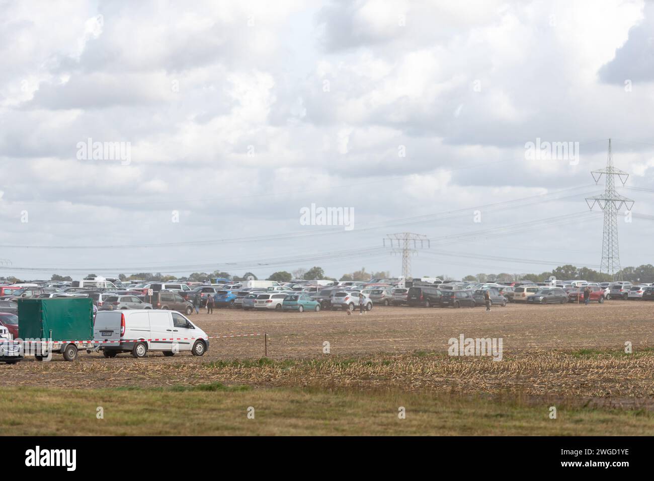 Autos auf einem Parkplatz auf dem Acker BEI einem Fest abgestellt Banque D'Images