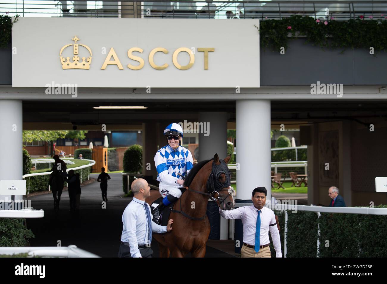 Ascot, Royaume-Uni. 8 septembre 2024. Horse Man of Eden monté par le jockey David Egan se dirige vers le circuit de l'hippodrome d'Ascot pour les Palmer & Co Champagne handicap Stakes lors du Friday Racing Meeting de septembre. Crédit : Maureen McLean/Alamy Banque D'Images