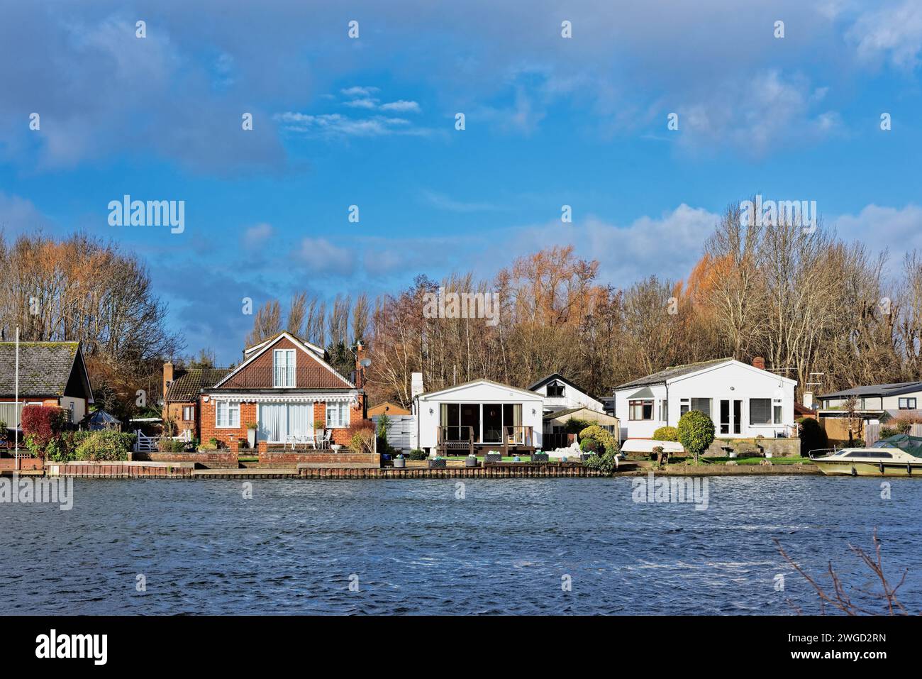 Riverside Houses by the River Thames à Shepperton vues depuis Riverbank à Walton un jour d'hiver ensoleillé, Surrey Angleterre Royaume-Uni Banque D'Images