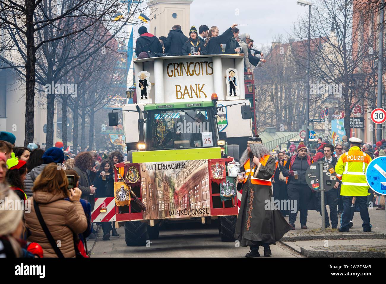 17. Münchner Faschingszug der Damischen Ritter, München, Innenstadt, 4. Février 2024 Deutschland, München, 04.02.2024, Gringotts Bank, Motivwagen aus Harry Potter, vom Burschenverein Lauterbach BVL, 17. Münchner Faschingszug der Damischen Ritter, traditioneller Faschingsumzug durch die Münchner Innenstadt, hier : In der Blumenstraße, Sonntag ab 13:13 Uhr, bayerisch, bayern, Winter, *** 17 Munich Carnaval procession of the Damischen Ritter, Munich, centre-ville, 4 février 2024 Allemagne, Munich, 04 02 2024, Gringotts Bank, motif voiture de Harry Potter, du Lauterbach BVL, 17 Munich carnaval p Banque D'Images