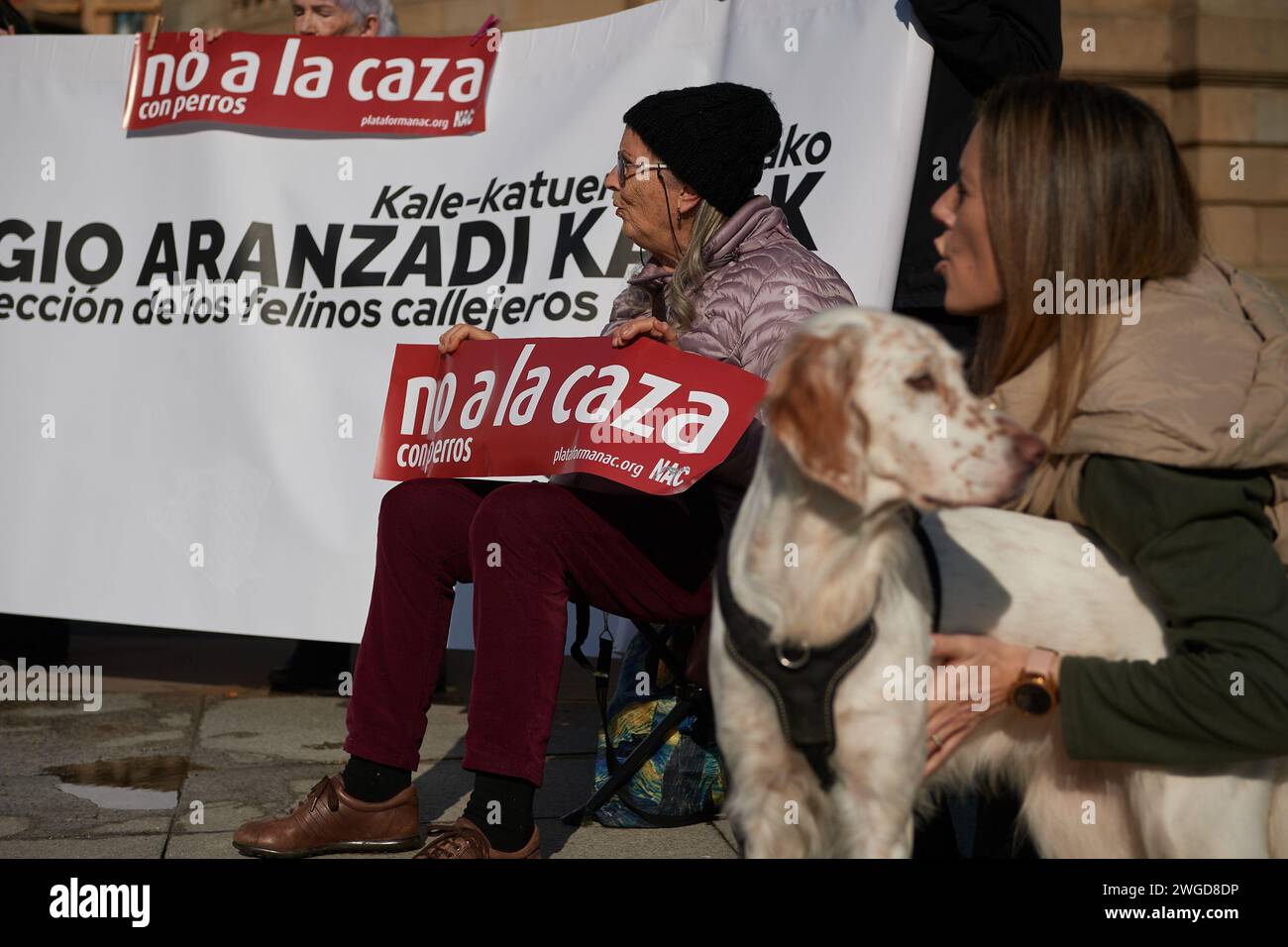 Les manifestants brandissent des pancartes et une bannière exprimant leurs opinions pendant la manifestation contre la chasse avec des chiens. Banque D'Images