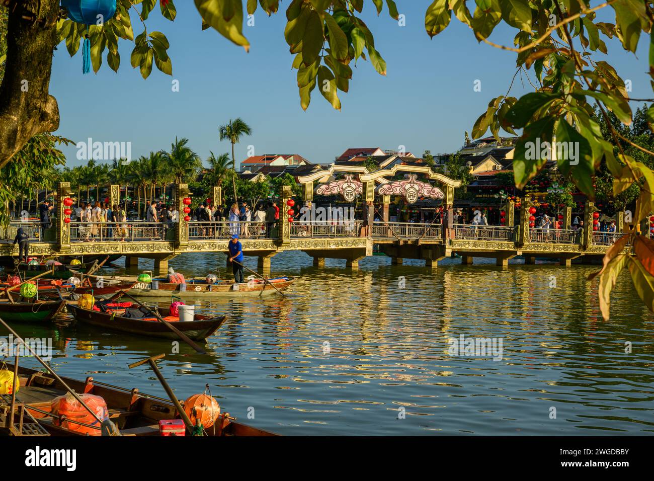 Bateaux lanternes touristiques au pont doré Hoi an pendant la journée Banque D'Images