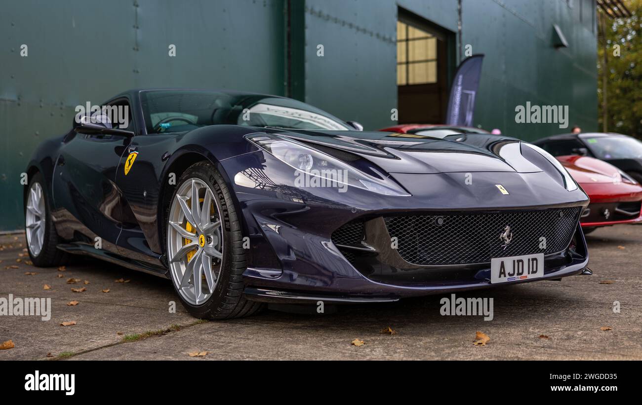 Ferrari 812 Superfast 2019, exposée au Bicester Heritage Scramble le 8 octobre 2023. Banque D'Images