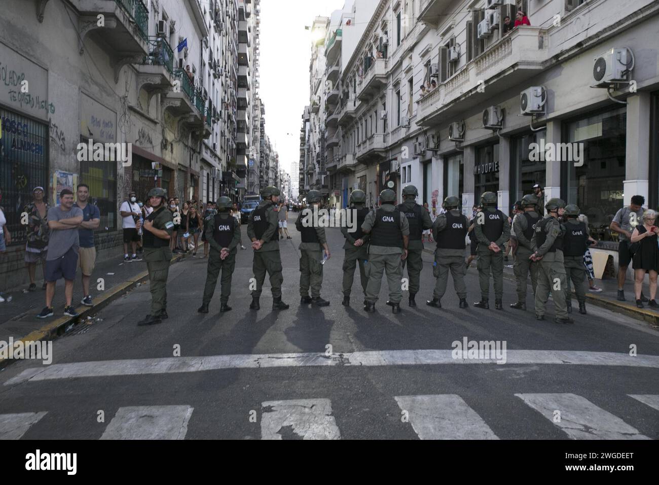 Buenos Aires, Buenos Aires, Argentine. 2 février 2024. Incidents et affrontements entre la police et les manifestants devant le Congrès après une nouvelle journée de débat pour la loi omnibus. La tension a augmenté dans l'après-midi. Les forces de sécurité ont riposté avec des balles en caoutchouc et du gaz poivré. Un arrêté et d'autres blessés.ce vendredi, la ministre de la sécurité Patricia Bullrich a défendu l'opération de sécurité déployée autour du Congrès, tandis que la loi sur les "bases" de Javier Milei était discutée dans les locaux. "L'objectif a été pleinement atteint", a souligné la ministre et a souligné que sa gestion se poursuivrait Banque D'Images