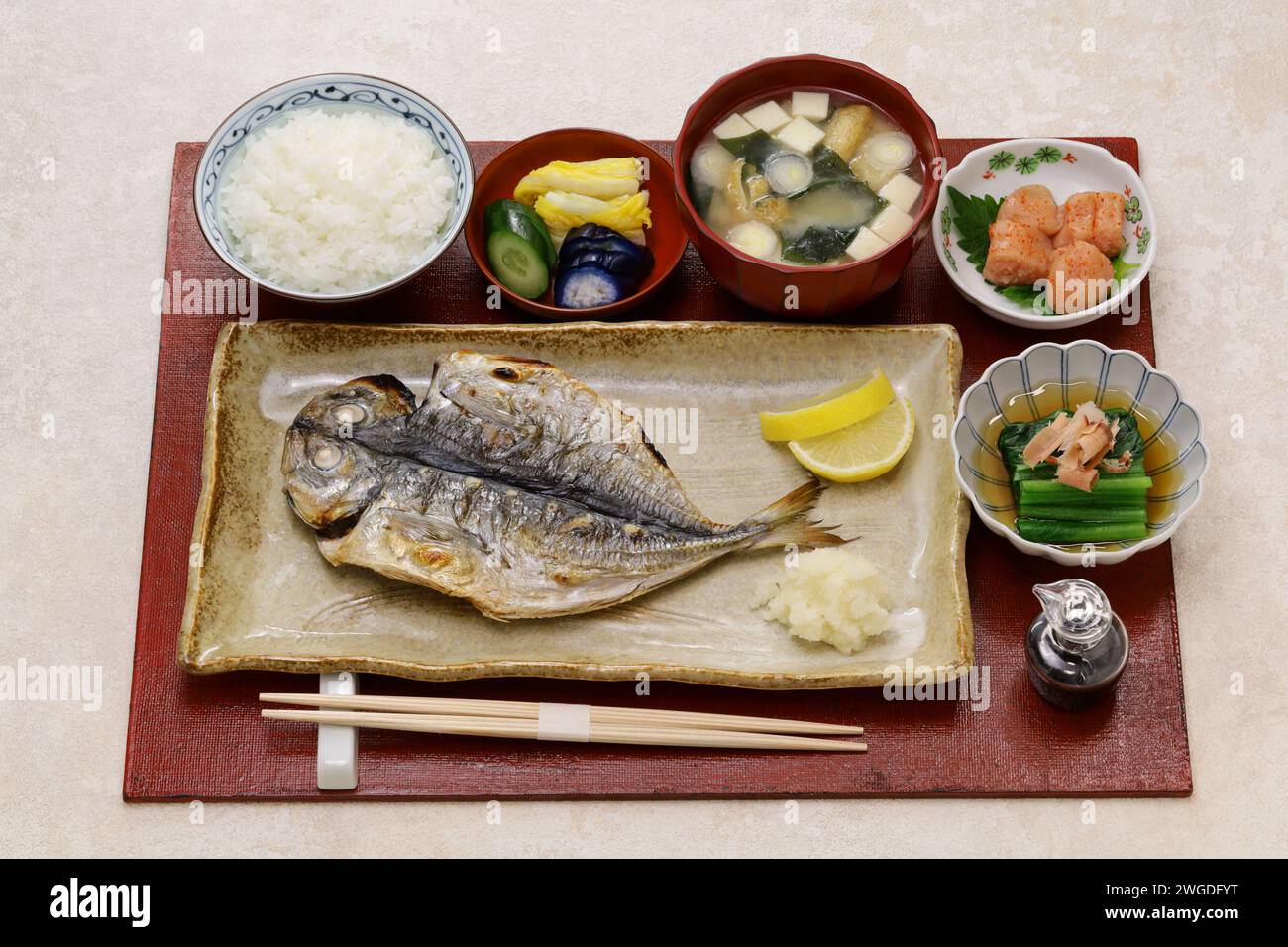 Repas de poisson grillé (chinchard semi-séché), petit-déjeuner japonais traditionnel Banque D'Images