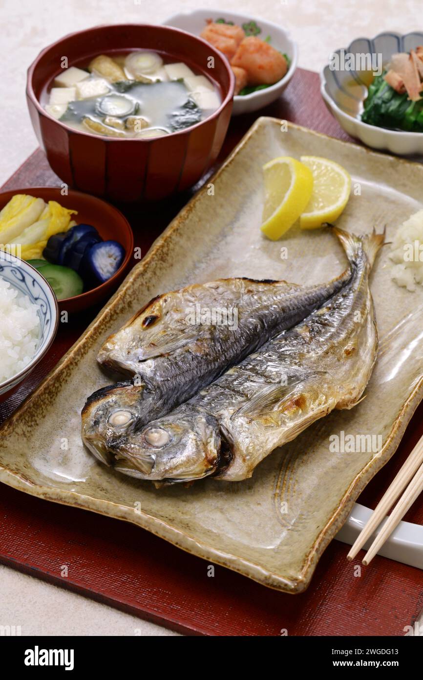 Repas de poisson grillé (chinchard semi-séché), petit-déjeuner japonais traditionnel Banque D'Images