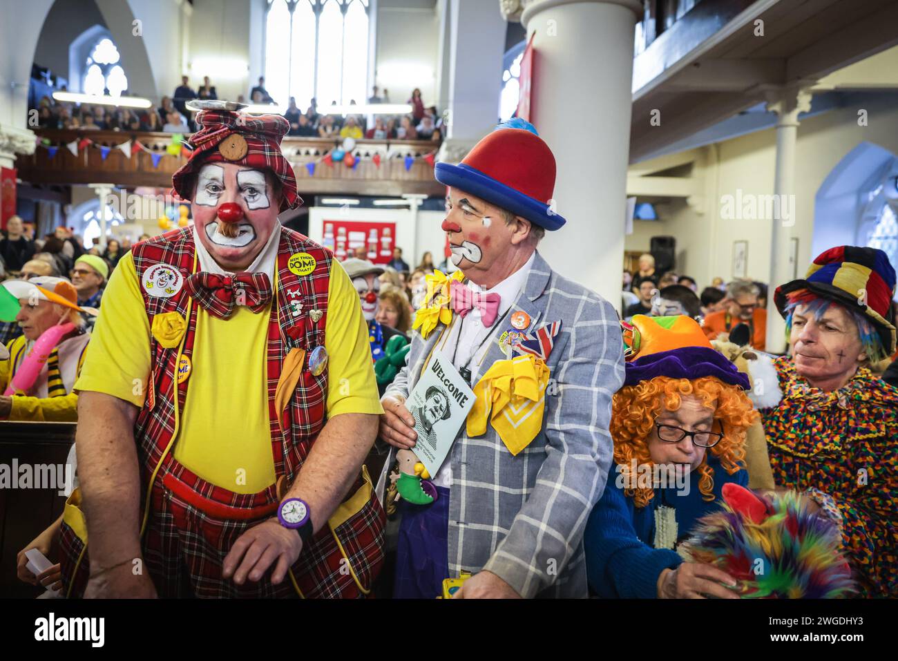 Londres, Royaume-Uni. 04 février 2024. Les clowns se rassemblent en costumes à l'église Haggerston All Saints pour le service Grimaldi, qui en est maintenant à sa 78e année. Le service et l'événement environnant ont lieu chaque année en l'honneur du célèbre artiste de l'ère Regency Joseph Grimaldi, et célèbrent la vie des clowns de la communauté qui pourraient être récemment décédés. Crédit : Imageplotter/Alamy Live News Banque D'Images