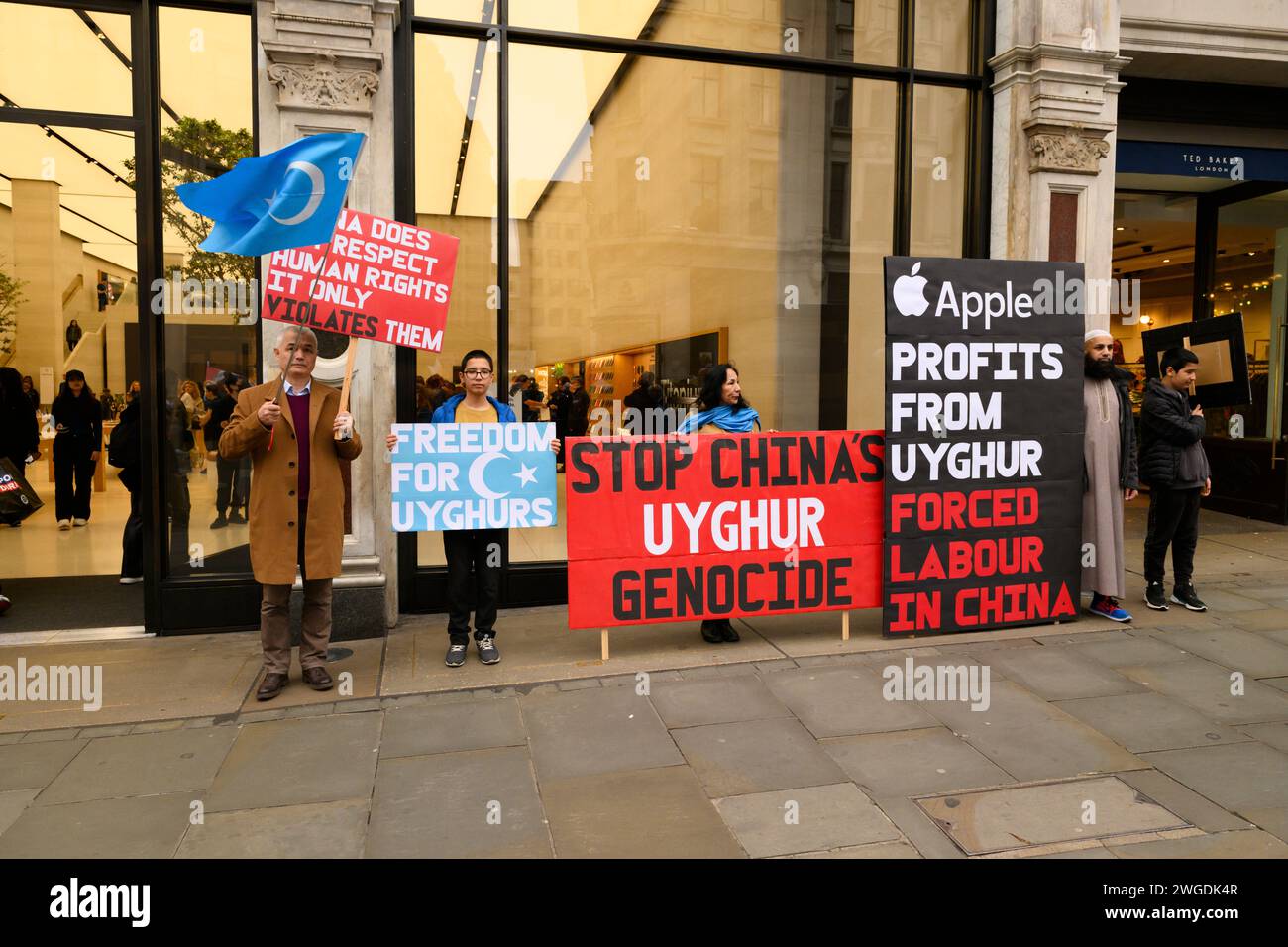 Une manifestation devant l'Apple Store de Regent Street à Londres, pour protester contre l'implication présumée d'Apple dans le travail forcé de la communauté ouïghoure i. Banque D'Images