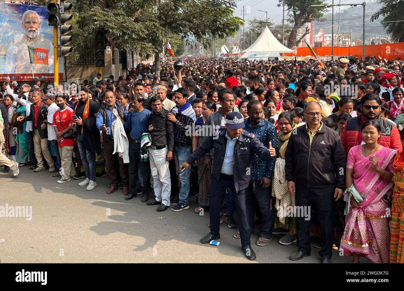 Guwahati, Assam, Inde, le 4 février 2024. Le personnel de police arrête des gens pour passer devant le convoi du premier ministre indien Narendra Modis, après un rassemblement public, à Guwahati, Assam, Inde, le 4 février 2024. Crédit : David Talukdar/Alamy Live News Banque D'Images