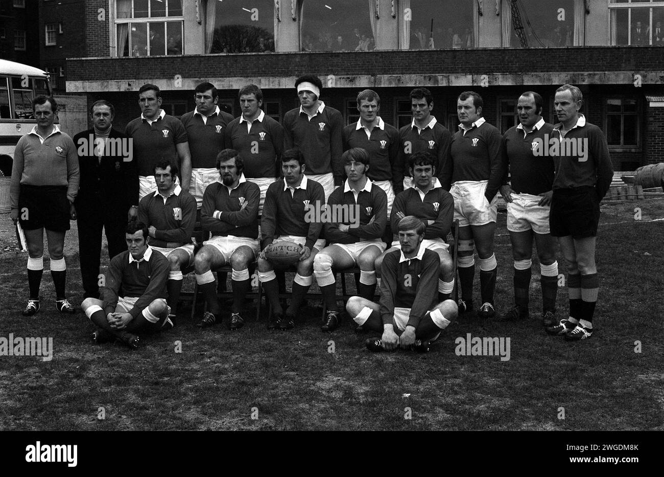Photo du dossier datée du 04-04-1970 de l'équipe galloise de rugby, 1970. (Rangée arrière, G-D) Coach Clive Rowlands, D.Thomas, Stuart Gallacher, Barry Llewelyn, Mervyn Davies, Ron Matthias, Dave Morris, John Lloyd et Jack Young. .(assis au milieu, G-D) Gareth Edwards, John Taylor, John Dawes (capt), John Williams, Arthur Lewis. (Rangée avant) Phil Bennett (l) et Jim Shanklin. L'ancien pays de Galles et les Lions britanniques et irlandais Fly-Half Barry John est mort à l'âge de 79 ans, a déclaré sa famille dans un communiqué. Date de parution : dimanche 4 février 2024. Banque D'Images