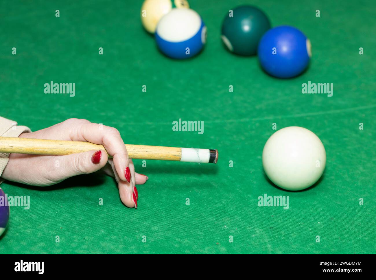 Boules de table de billard, fond vert Banque D'Images