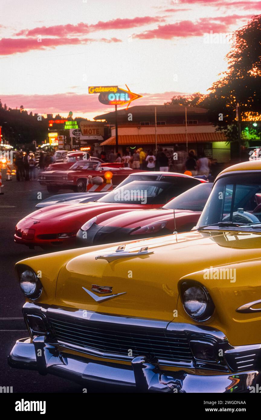 Spectacle de voiture au coucher du soleil sur l'ancienne route 66, Williams, Arizona Banque D'Images