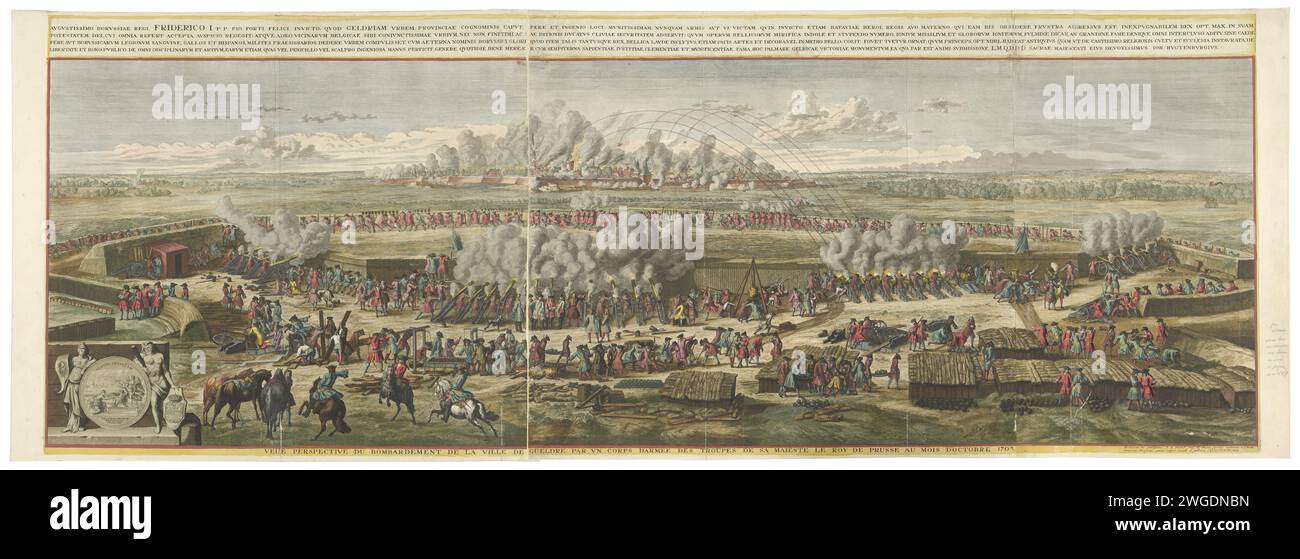 Bombing van Geldern, 1703, 1703 impression Middel et plaque de droite d'une grande impression du bombardement de Geldern par les troupes prussiennes sous le commandement du général Lothum au mois d'octobre 1703. Très large performance (imprimée de trois planches) du camp des assiégeants où les boules de canoë sont fabriquées et tirées. Se tient devant la chanson et le titre néerlandais. En haut, une bande est collée avec un texte gravé en latin dans lequel se trouve l'affectation. Nord des pays-Bas gravure sur papier / gravure siège, position guerre. bombardement. projectiles, explosifs, etc Argent Banque D'Images