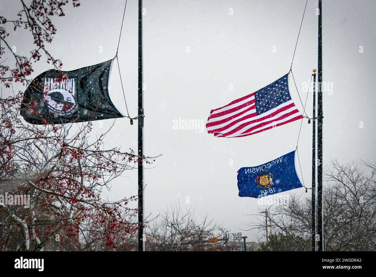 Drapeaux en Berne à Manitowoc, Wisconsin pendant une tempête de neige. Banque D'Images