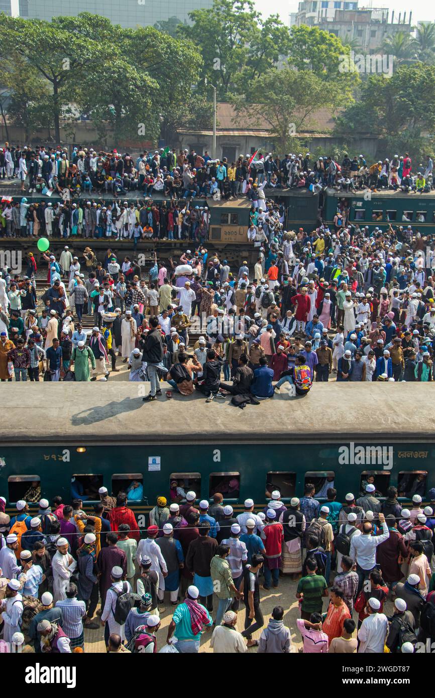 Embarquez pour une courte mais percutante balade au sommet du toit du train d'Ijtema au Bangladesh, cette image a été capturée le 4 février 2024, depuis la gare ferroviaire de Tonggi Banque D'Images