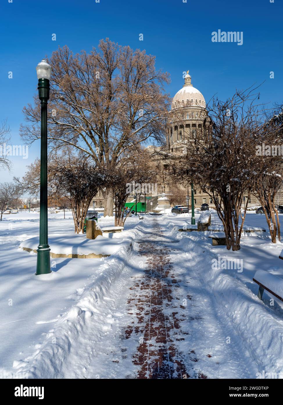 Parc de la capitale en hiver avec trottoir pelleté Banque D'Images