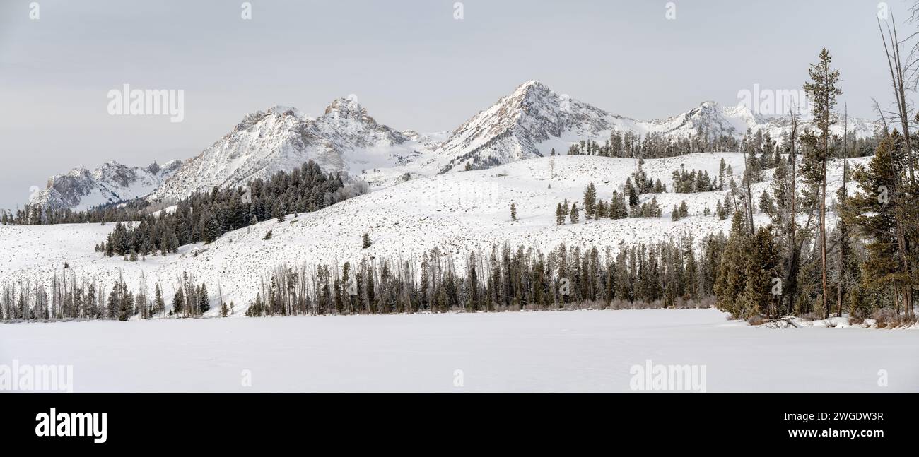 Sommets de montagne de l'Idaho enneigés et lac gelé Banque D'Images