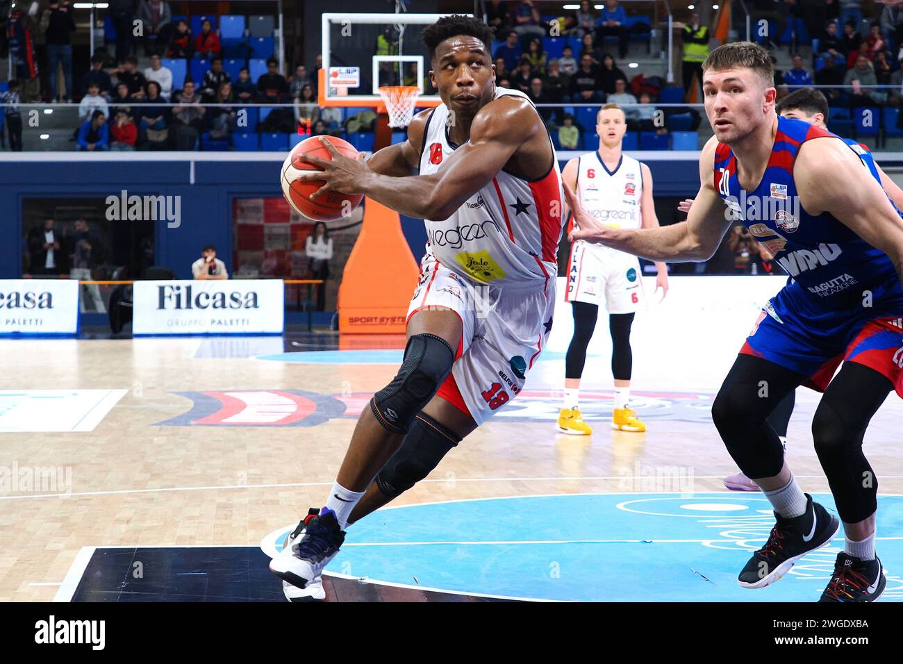 Milan, Italie. 04 février 2024. Gerard Beverly (Wegreenit Urania basket Milano) & Dalton Pepper (Novipiu Monferrato basket) pendant Wegreenit Urania Milano vs Novipiu Monferrato basket, Italian Basketball Serie A2 Men Match à Milan, Italie, février 04 2024 crédit : Independent photo Agency/Alamy Live News Banque D'Images