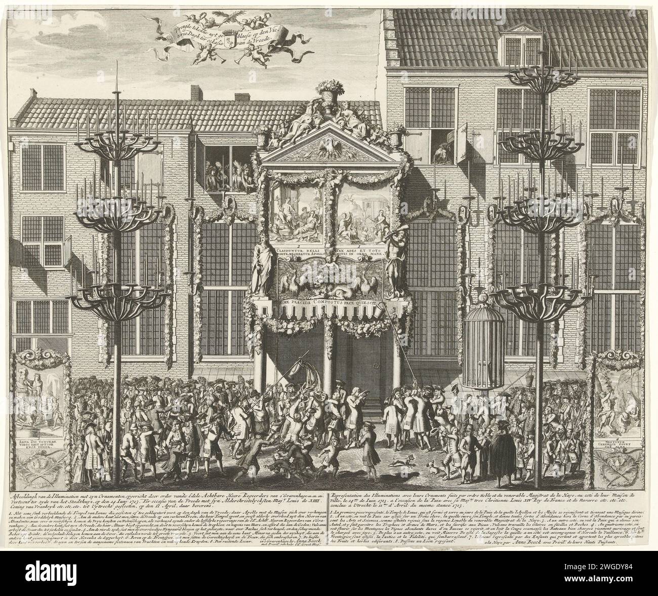 Illuminations lors de la célébration de la paix d'Utrecht à la Haye, 1713, 1713 imprimer illuminations et décoration à la mairie lors de la célébration de la paix d'Utrecht à la Haye le 14 juin 1713. Un échafaudage a été construit contre la façade montrant des représentations allégoriques. Deux hérons pulvérisent des boissons de la façade à la foule. De grands chandeliers sont installés des deux côtés. En bas du titre et légende 1-8 en néerlandais et français. Imprimeur : Amsterdafter dessin par : The Haguepublisher : la Haye gravure sur papier / gravure activités dans l'air  festivités publiques, par exemple f Banque D'Images