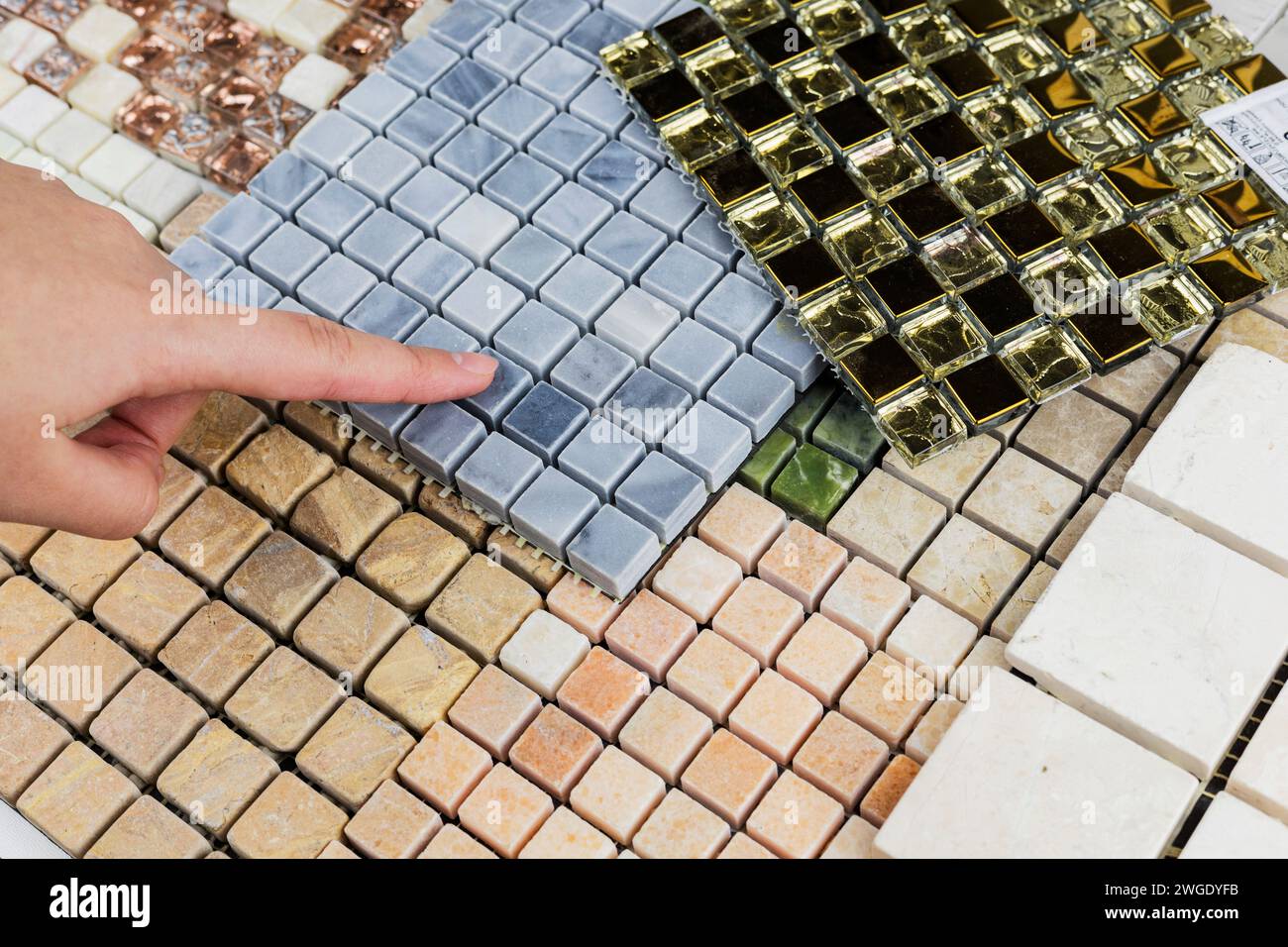 la main du concepteur choisissant des échantillons de matériaux en pierre intérieure se compose de carreaux de béton, de pierres de quartz, de pierres artificielles, de carreaux graphiques. vue de dessus de l'inter Banque D'Images la main du concepteur choisissant des échantillons de matériaux en pierre intérieure se compose de carreaux de béton, de pierres de quartz, de pierres artificielles, de carreaux graphiques. vue de dessus de l'inter Banque D'Images