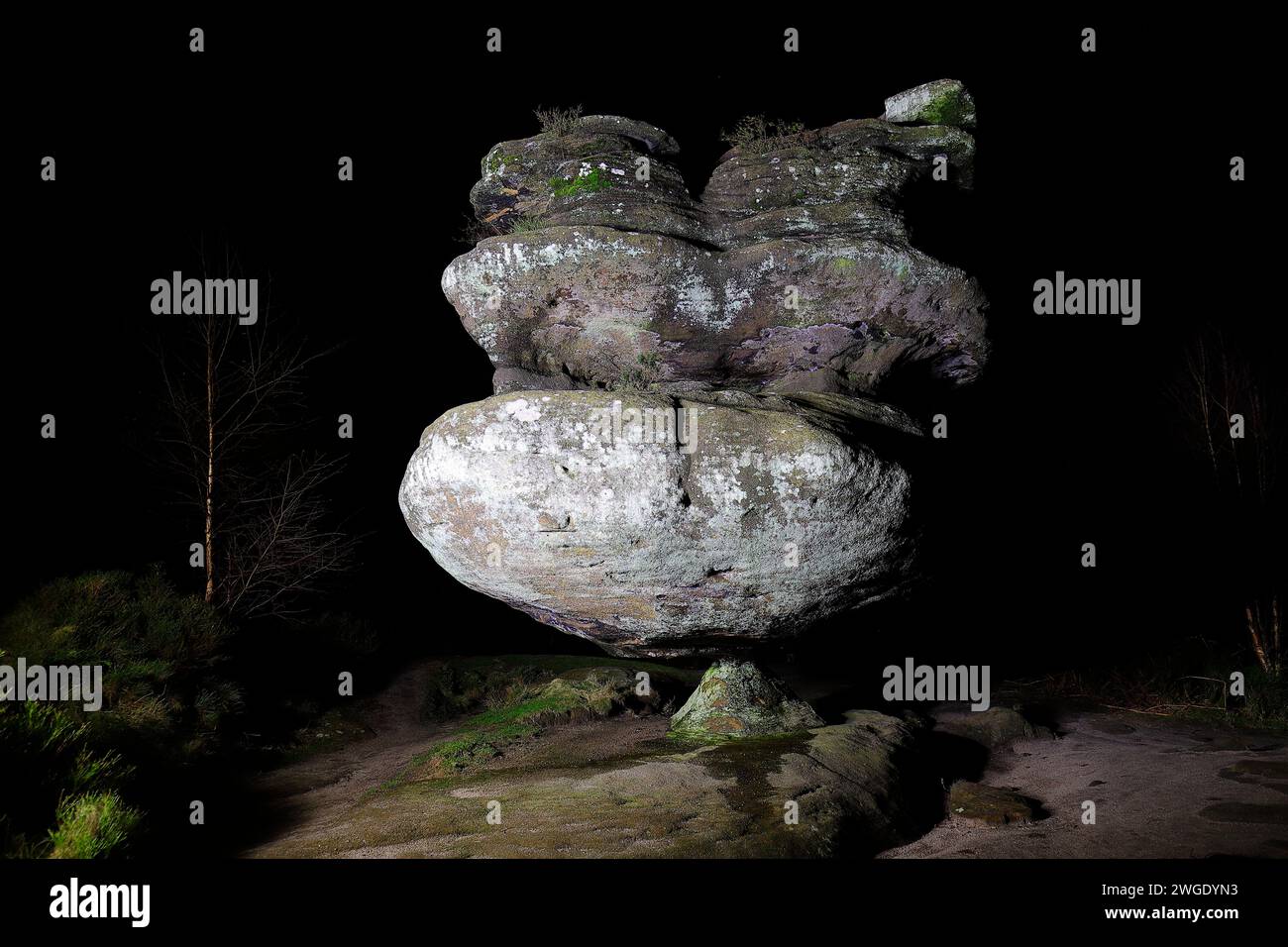 Idol Rock la nuit sur Brimham Moor dans le Yorkshire du Nord, Royaume-Uni Banque D'Images