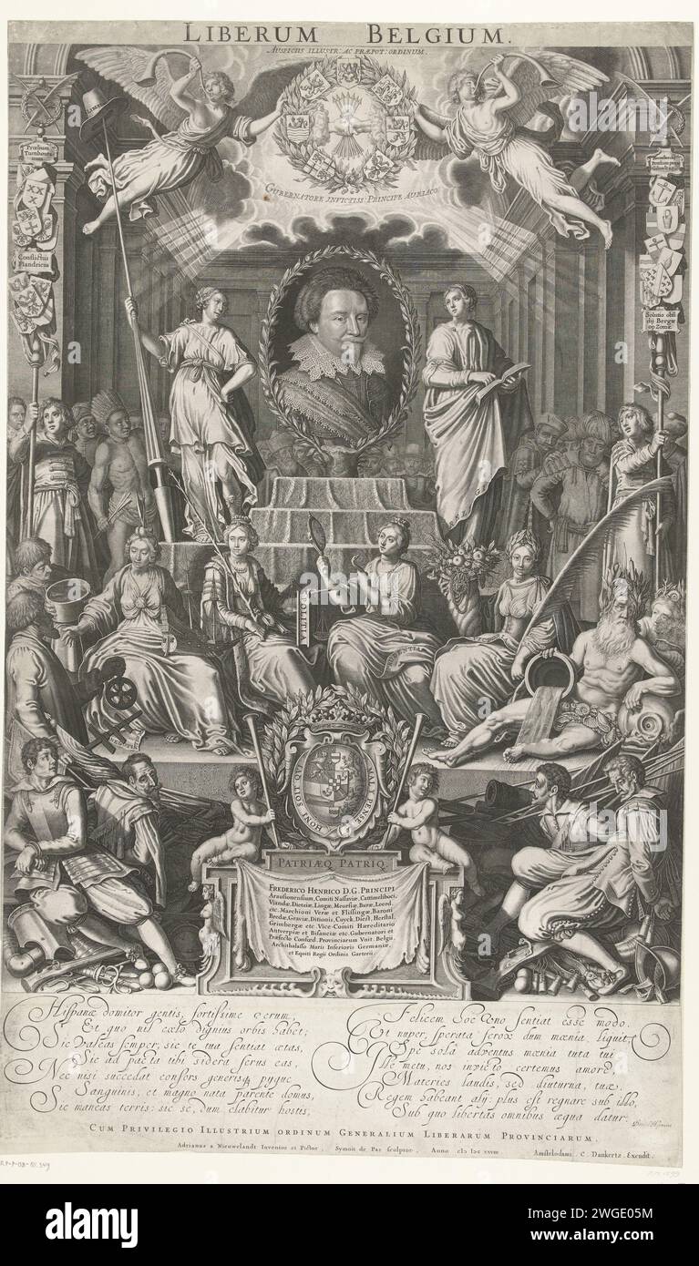 Frederik Hendrik protecteur de la religion et de la liberté, 1628, 1628 imprimer allégorie en l'honneur du propriétaire Frederik Hendrik protecteur de la religion et de la liberté, 1628. Au centre, un portrait ovale du prince Frederik Hendrik entoure des branches oranges sur une balustrade haute, entre les personnifications de la religion (religio) et de la liberté (Libertas). Dans les airs, deux anges répandent la renommée du prince avec l'arme des provinces-Unies. Les plus faibles sont quatre personnifications féminines de la navigation maritime (Negotiatio mon.), de la politique (police), de la prudence (Prudentia) et de la victoire (Victoria). En bas de Banque D'Images