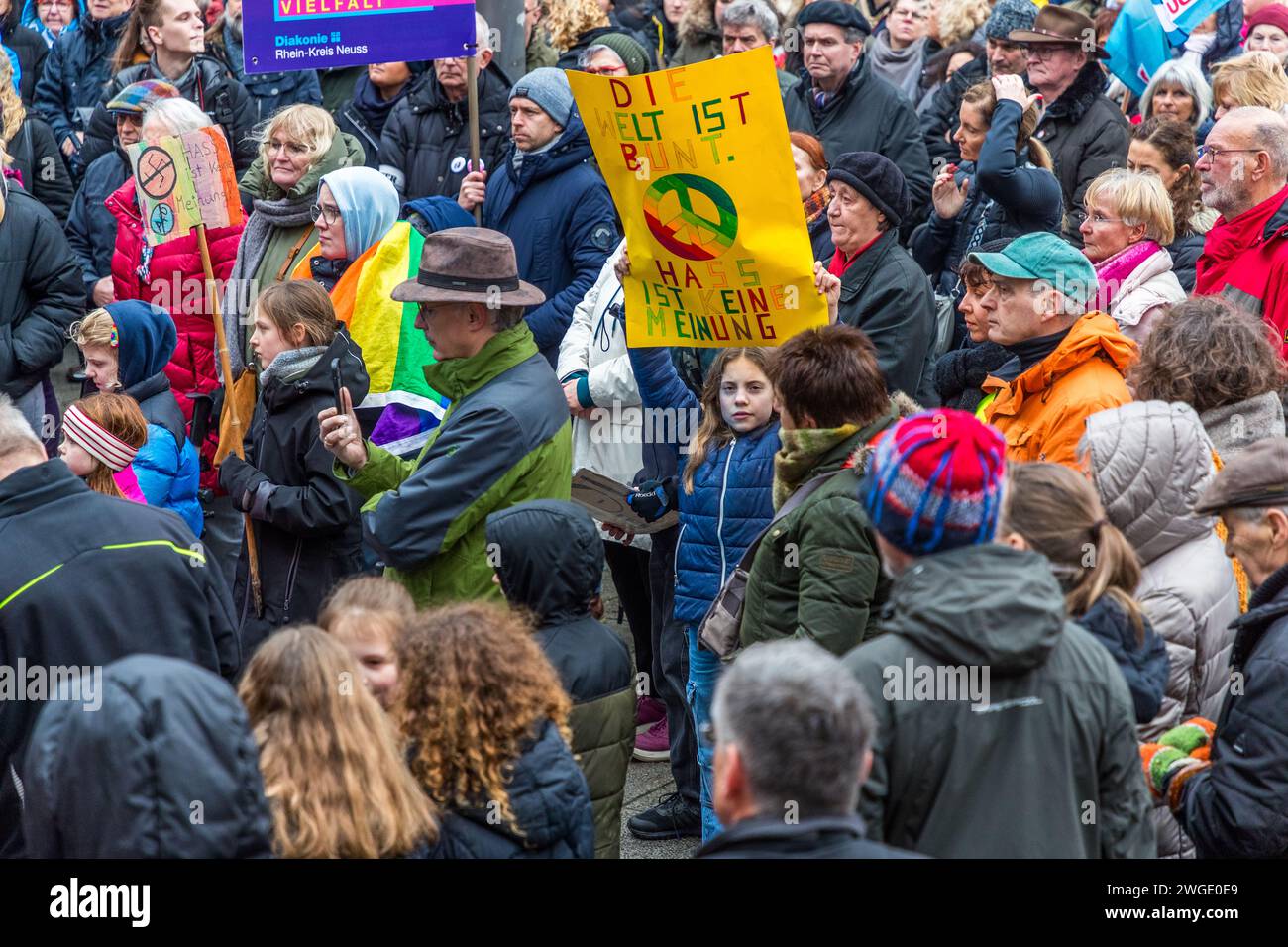 Le monde est coloré. La haine n'est pas une opinion. Manifestation contre l'extrémisme de droite le 4.2.2024 à Grevenbroich, Allemagne Banque D'Images