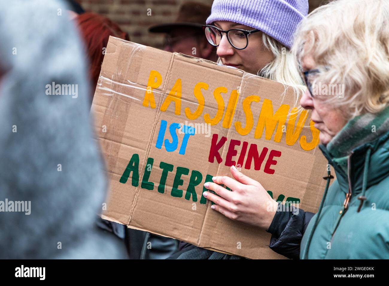 Le racisme n'est pas une alternative. Manifestation contre l'extrémisme de droite le 4.2.2024 à Grevenbroich, Allemagne Banque D'Images