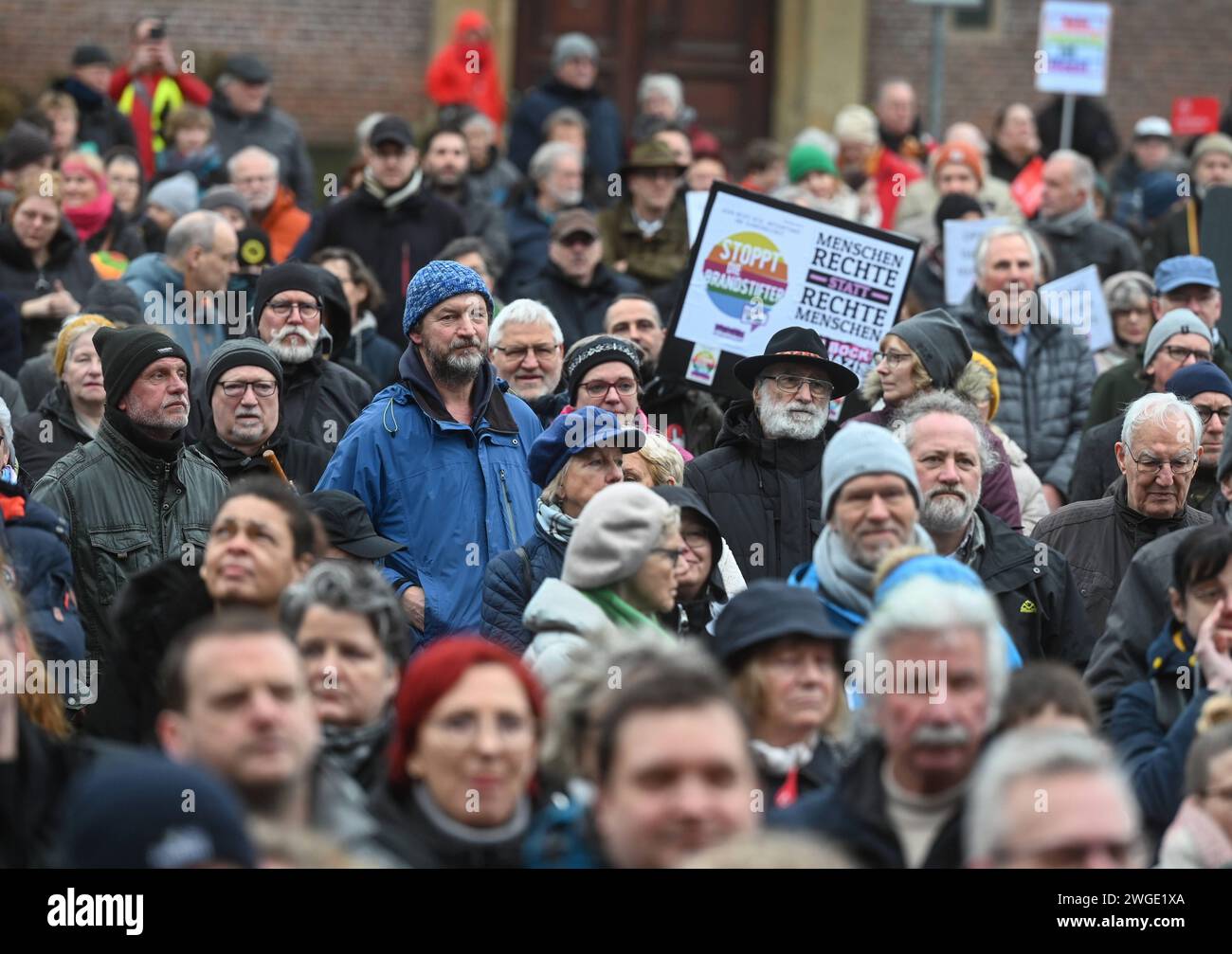 Demo gegen rechts in Emmerich Emmerich am Markt - Kundgebung gegen Rechts Gemeinsam gegen rechts in Bündnis aus Parteien, Verbänden, Vereinen und Kirchen in Emmerich setzen am Sonntag, 4. Février 2024 ein gemeinsames Zeichen gegen Rechtsextremismus. Rassismus und Verfassungsfeindlichkeit, Emmerich Nordrhein Westfalen Allemagne *** manifestation contre la droite à Emmerich Emmerich au rassemblement de marché contre la droite ensemble contre la droite en alliance de partis, associations, clubs et églises à Emmerich a donné un signe commun contre l'extrémisme de droite, le racisme et l'anti-constitutionnalisme, Banque D'Images