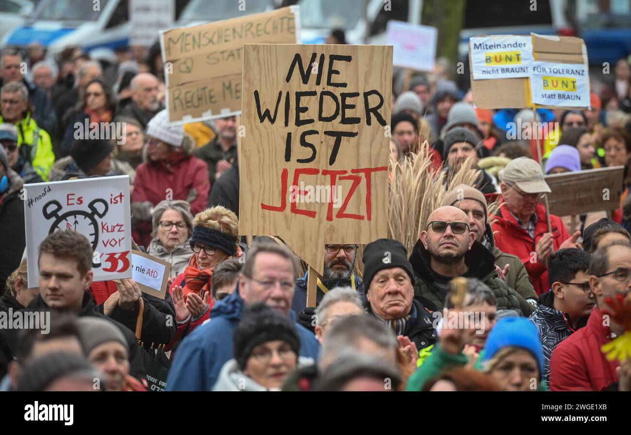 Demo gegen rechts in Emmerich Emmerich am Markt - Kundgebung gegen Rechts Gemeinsam gegen rechts in Bündnis aus Parteien, Verbänden, Vereinen und Kirchen in Emmerich setzen am Sonntag, 4. Février 2024 ein gemeinsames Zeichen gegen Rechtsextremismus. Rassismus und Verfassungsfeindlichkeit, Emmerich Nordrhein Westfalen Allemagne *** manifestation contre la droite à Emmerich Emmerich au rassemblement de marché contre la droite ensemble contre la droite en alliance de partis, associations, clubs et églises à Emmerich a donné un signe commun contre l'extrémisme de droite, le racisme et l'anti-constitutionnalisme, Banque D'Images