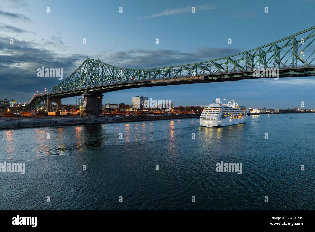 Bateau de croisière quittant le Port de Montréal à la tombée de la nuit. Banque D'Images