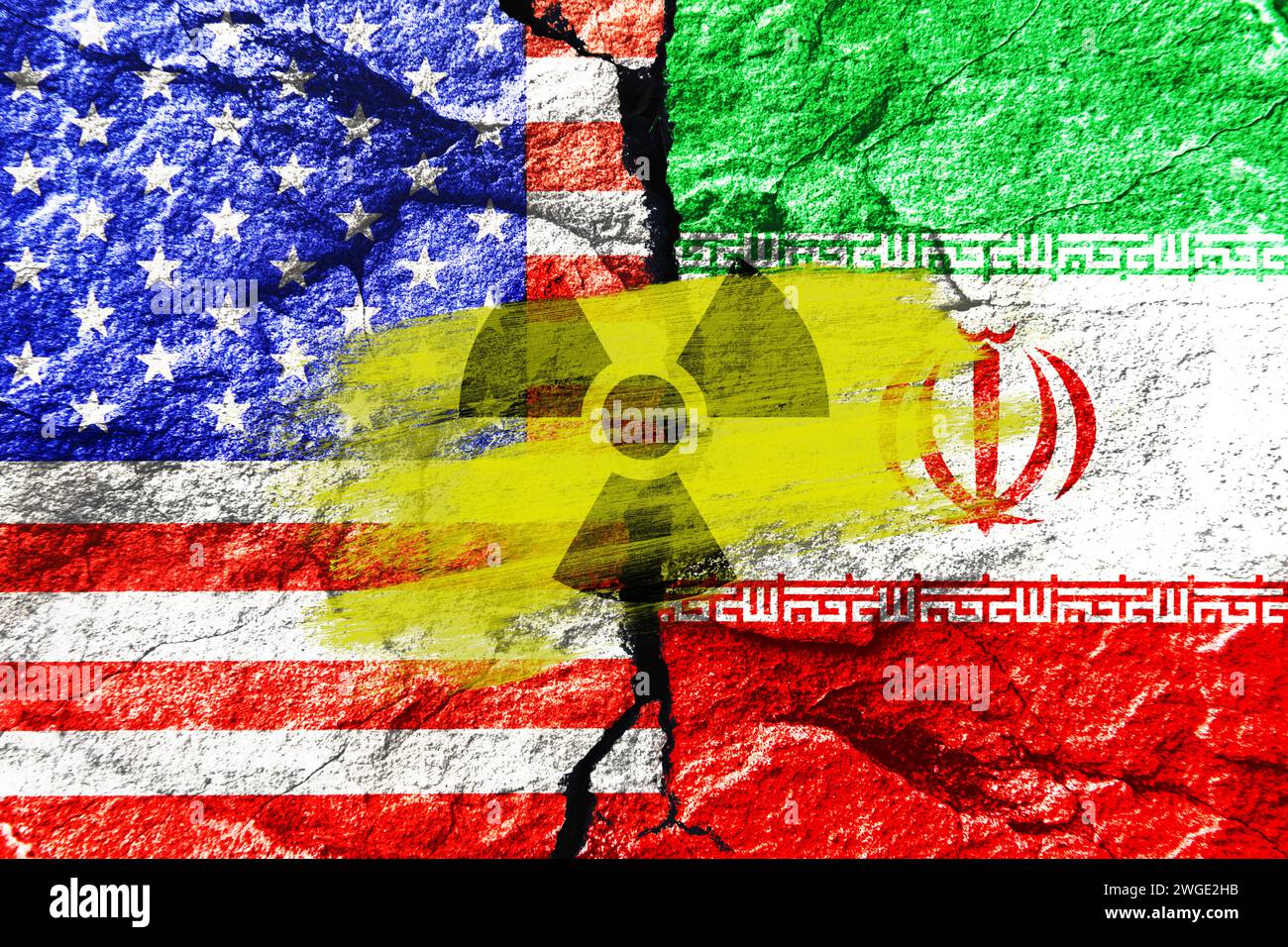 Drapeaux des États-Unis et de l'Iran sur un terrain brisé avec signe de radioactivité, photomontage Banque D'Images