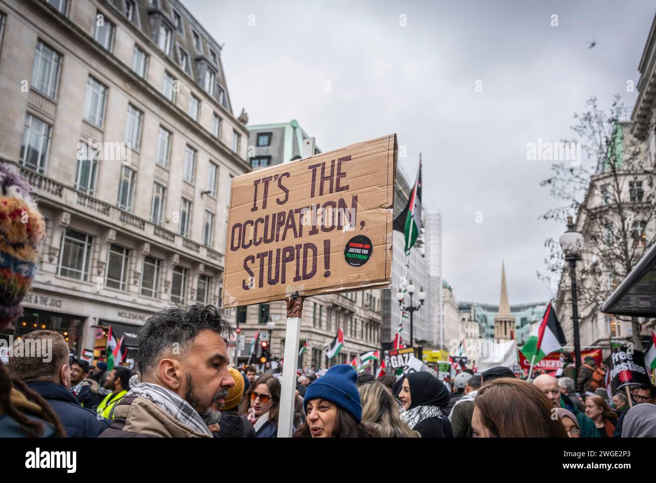 Londres, Royaume-Uni. 3 février 2024. Bannière anti-occupation tenue par un militant pour la paix / manifestant pendant la marche Pro - Palestine près d'Oxford Street à Soho, Londres, Royaume-Uni Banque D'Images