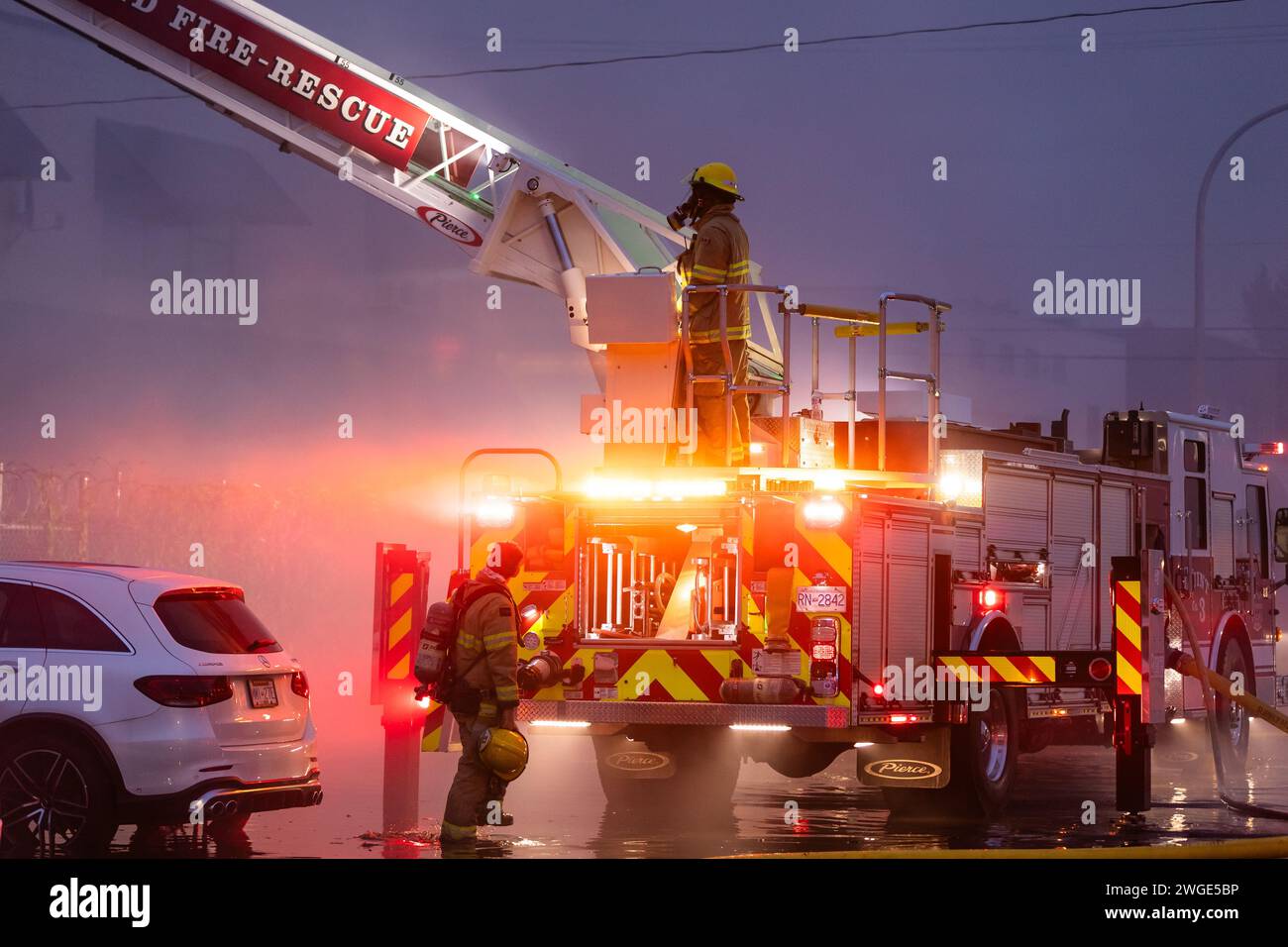 RICHMOND, C.-B., CANADA - 27 JUILLET 2023 : pompiers et camions de pompiers de Richmond luttant contre un incendie qui fait rage, services d'urgence, premiers intervenants, fumée, eau Banque D'Images