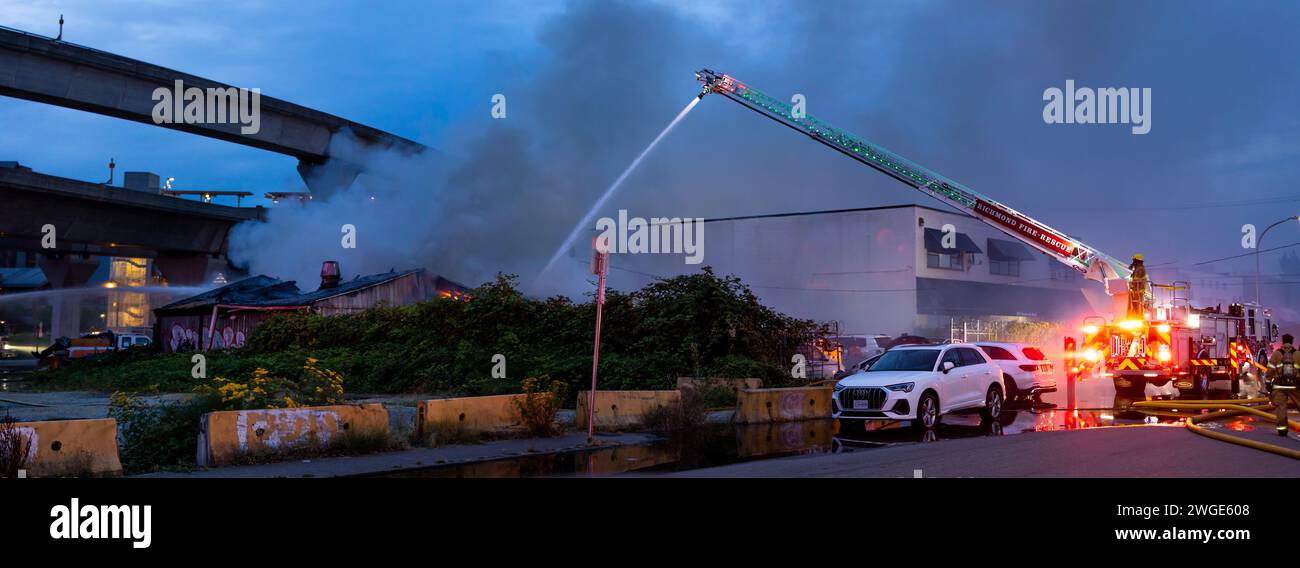 RICHMOND, C.-B., CANADA - 27 JUILLET 2023 : pompiers et camions de pompiers de Richmond luttant contre un incendie qui fait rage, services d'urgence, premiers intervenants, fumée, eau Banque D'Images
