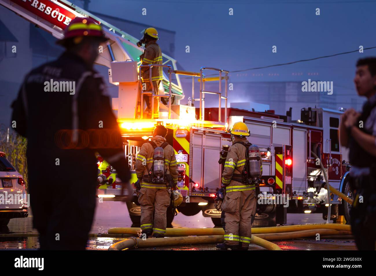 RICHMOND, C.-B., CANADA - 27 JUILLET 2023 : pompiers et camions de pompiers de Richmond luttant contre un incendie qui fait rage, services d'urgence, premiers intervenants, fumée, eau Banque D'Images