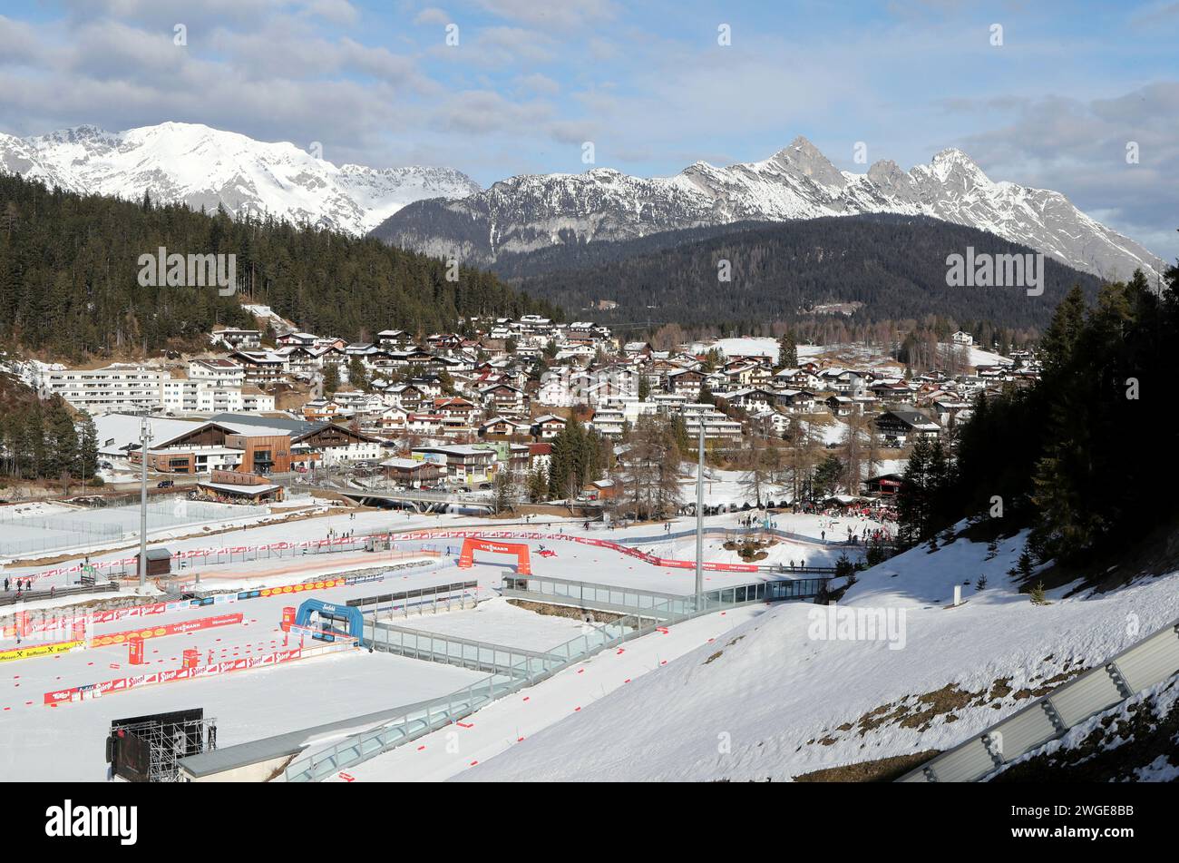 Seefeld, Österreich, 04. Février 2024 : Nordische Kombination, COMBINÉ NORDIQUE TRIPLE 2024, Herren, Weltcup, hommes individuel Gundersen NH/12.5km, Seefeld Sports Arena, Skispringen, Sprunglauf hier der Blick auf den Wintersportort Seefeld in Tirol, mit den Arnspitzen im hintergrund, Tourismus, langlauf, Skifren Banque D'Images