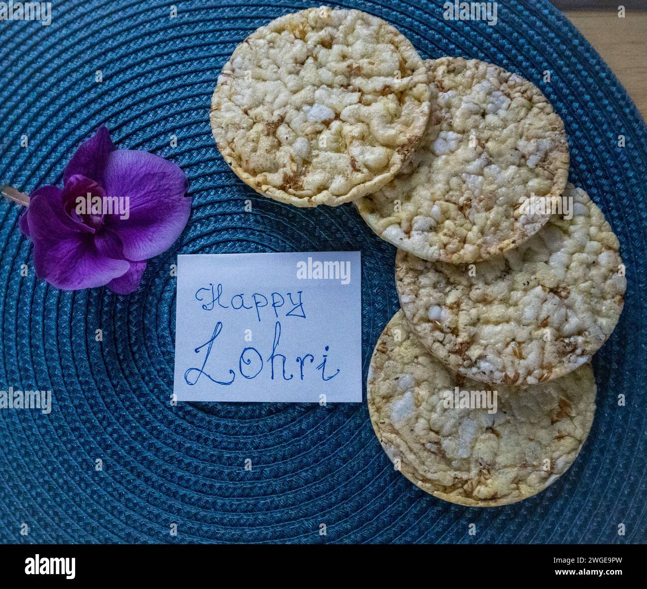 joyeuse célébration festive lohri avec de la nourriture et des noix. Festivals de l'Inde Banque D'Images