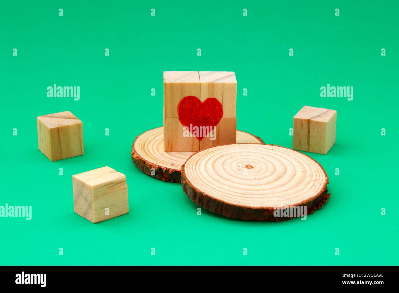 Cubes en bois formant un coeur comme un puzzle Banque D'Images